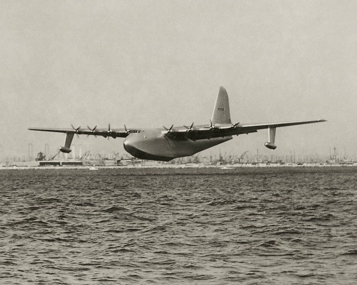 Premier vol du Hughes H-4 Hercules